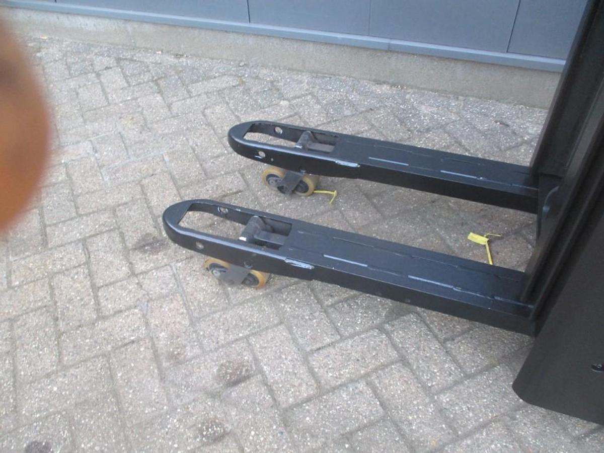 Refurbished 2017 TOYOTA SWE 120L triplex - 896