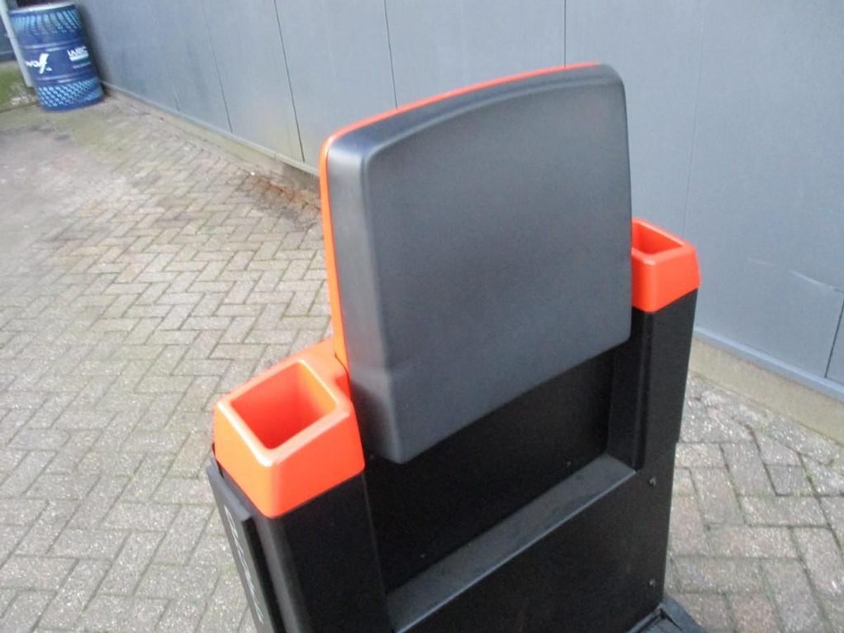 Refurbished 2018 TOYOTA TSE300 Tracto - 2652