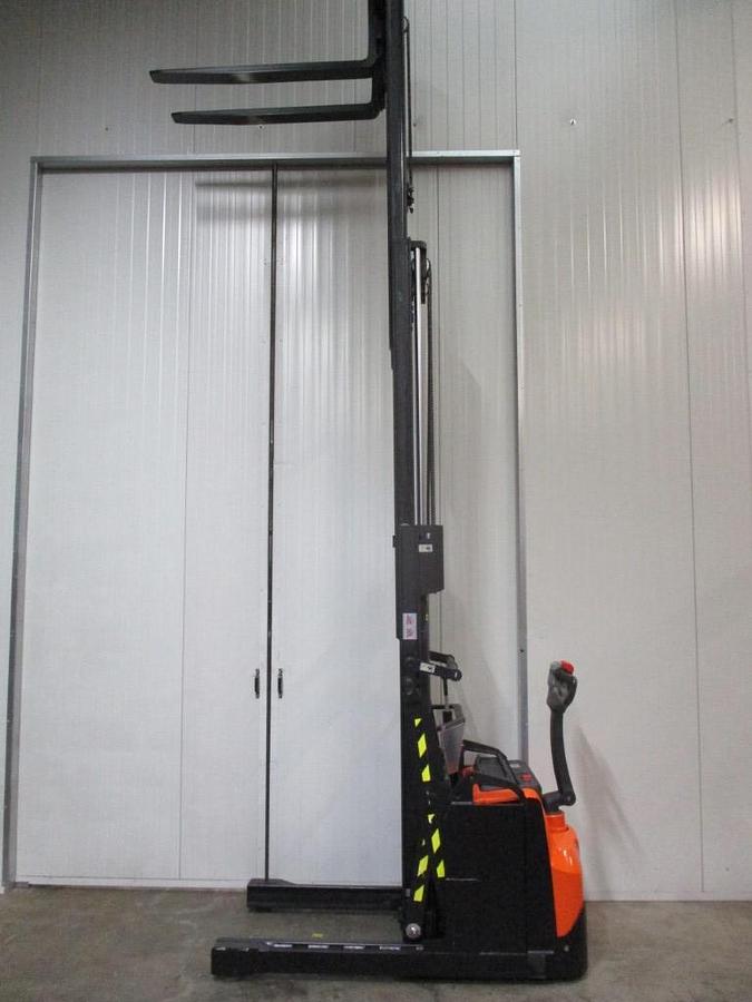 Refurbished 2017 TOYOTA SWE120XR triplex - 1016