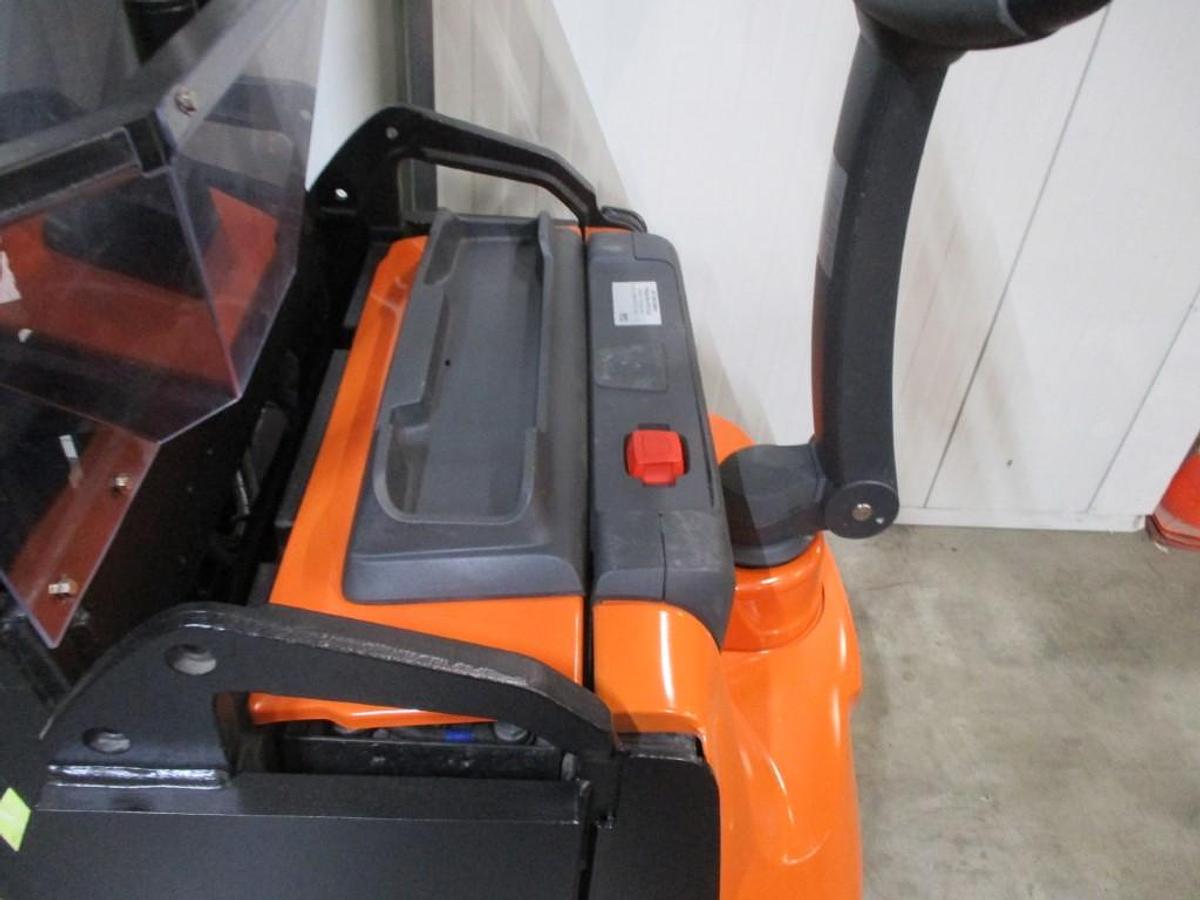 Refurbished 2018 TOYOTA SWE120XR triplex - 1410