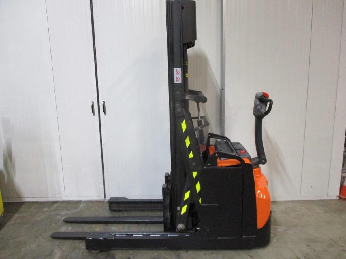 Refurbished 2020 TOYOTA SWE120XR triplex - 594