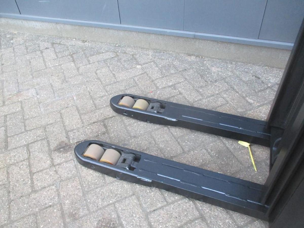 Refurbished 2017 TOYOTA SWE 120L triplex - 896