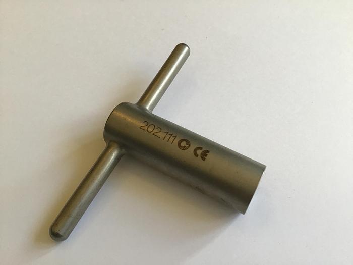 Used SYNTHES Key Handle T Shape 202.111