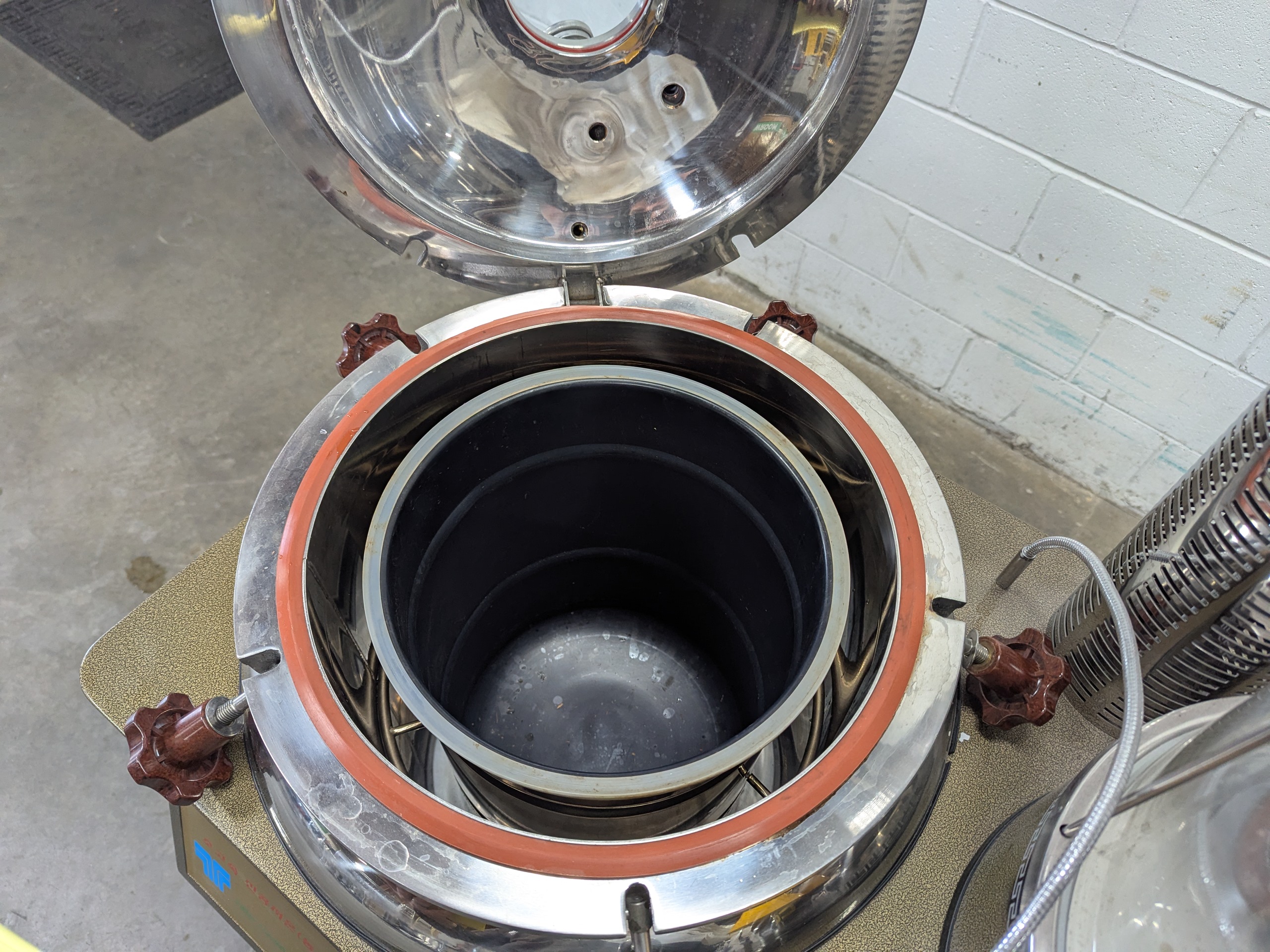 Used Cosmos 660 Vacuum Extractor