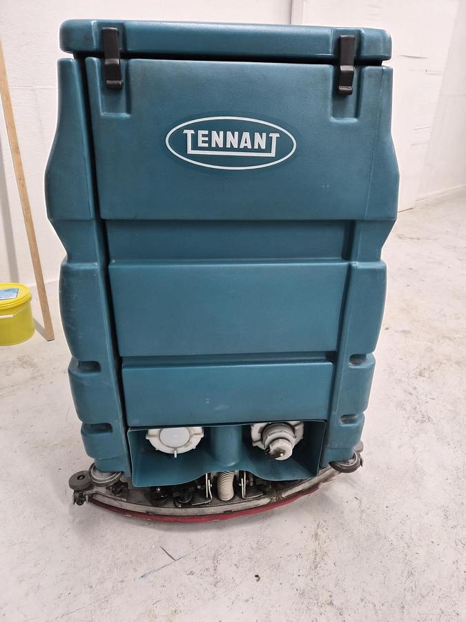 Used Tennant 7100 Ride On Floor Scrubber