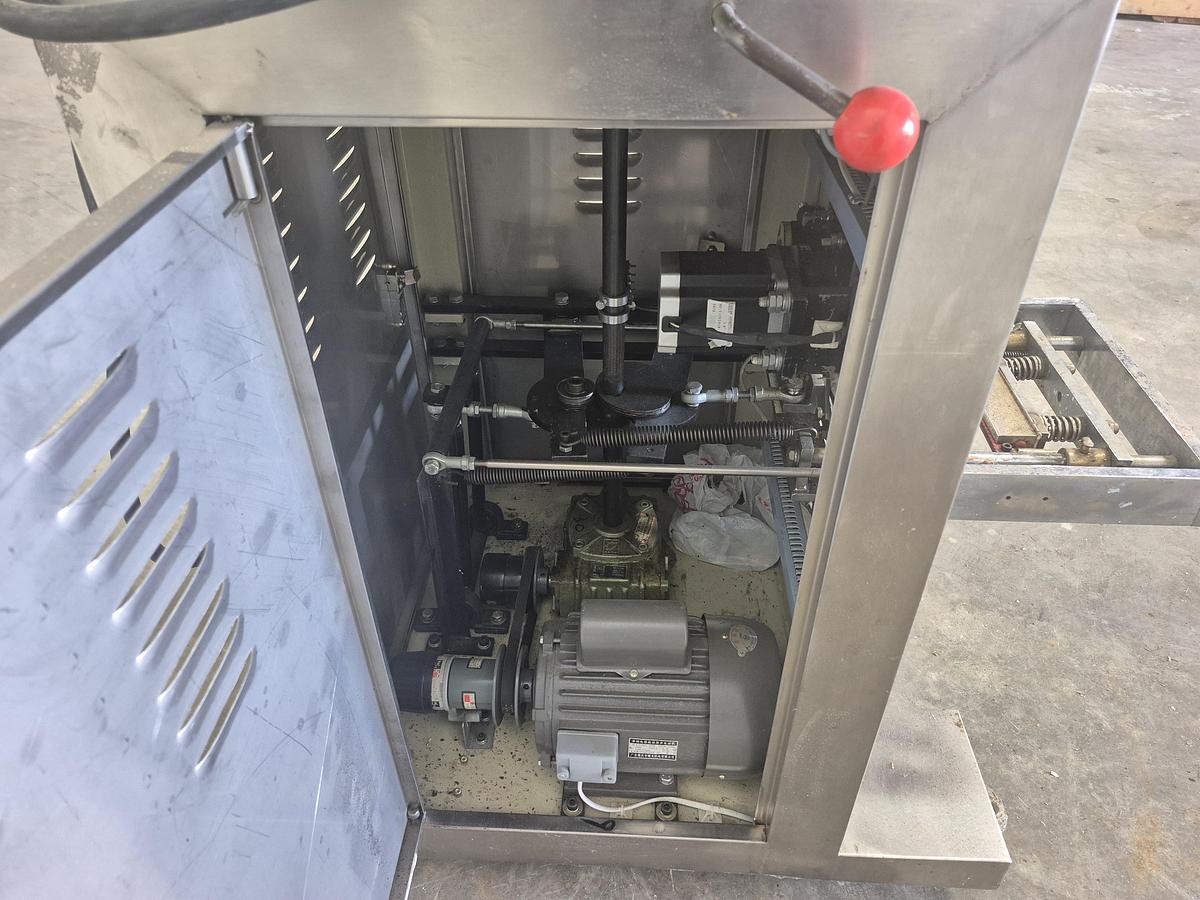 Used Automatic Vertical Packaging Machine with Chain Hopper