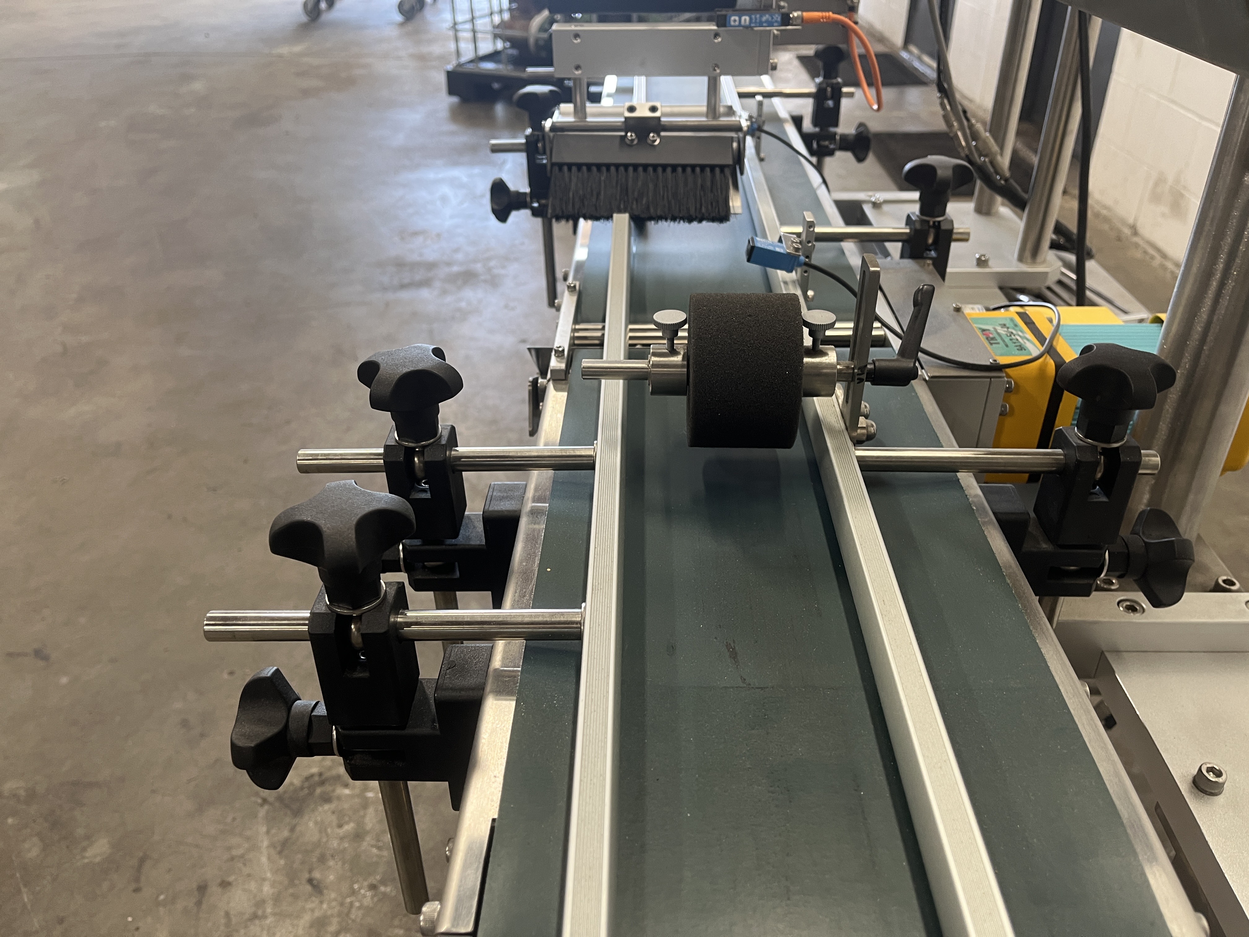 Used Label-on Basic 300 Labeling System