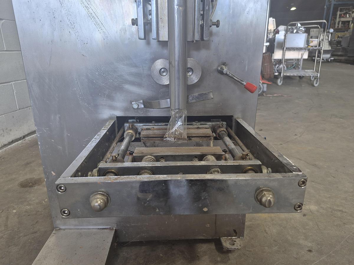 Used Automatic Vertical Packaging Machine with Chain Hopper