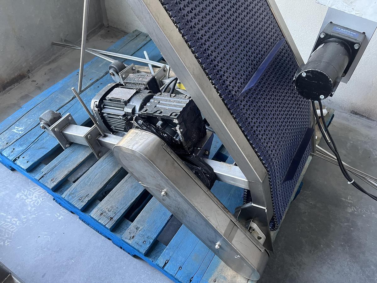 Used Cleated Incline Conveyor