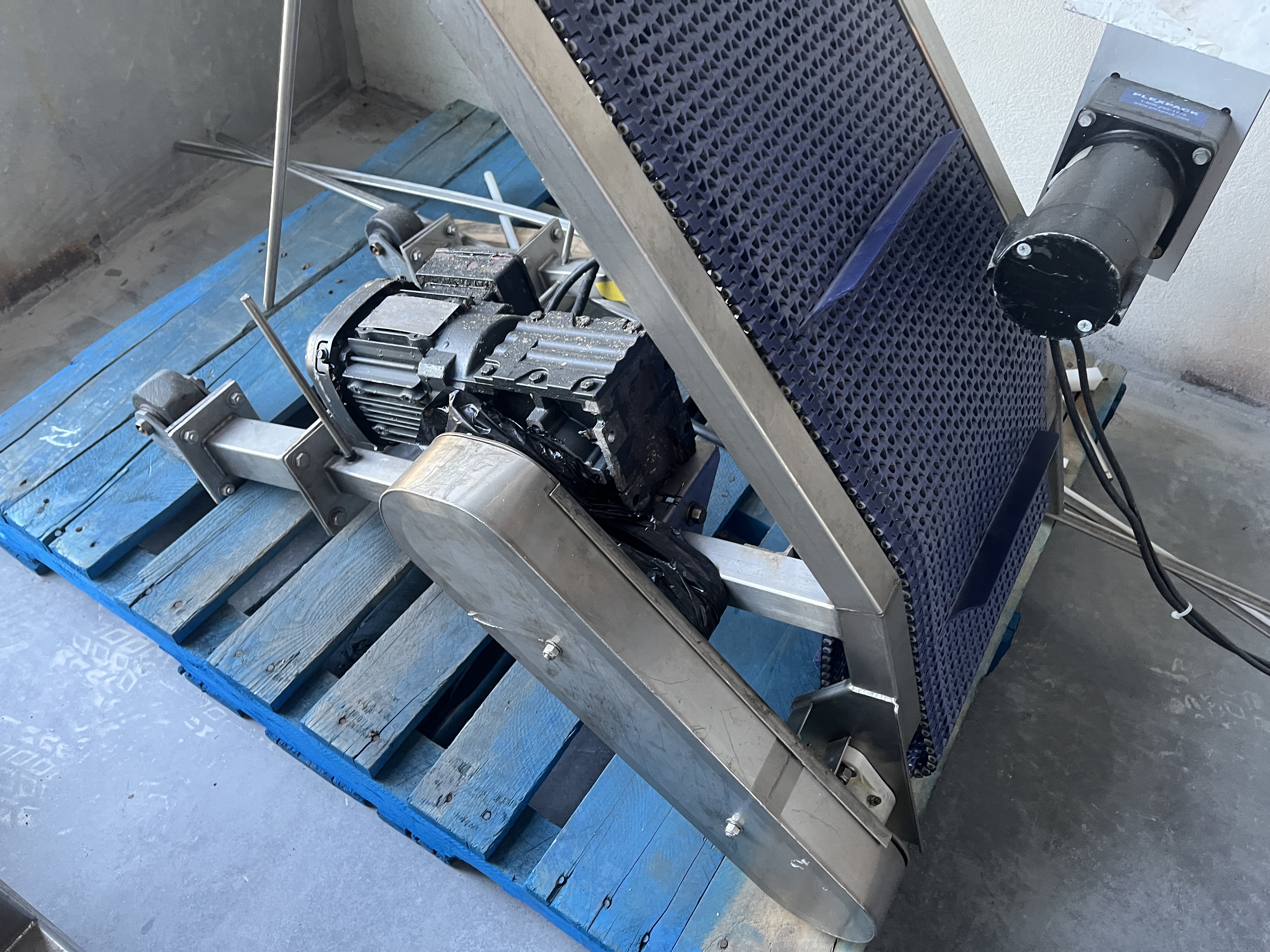 Used Cleated Incline Conveyor