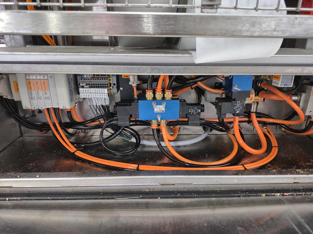 Used FoodTools CS-2100RFi Automatic Round Cake Slicer