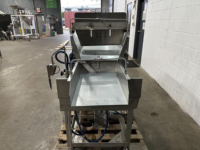 Used Vibratory Conveyor with Spray Nozzles