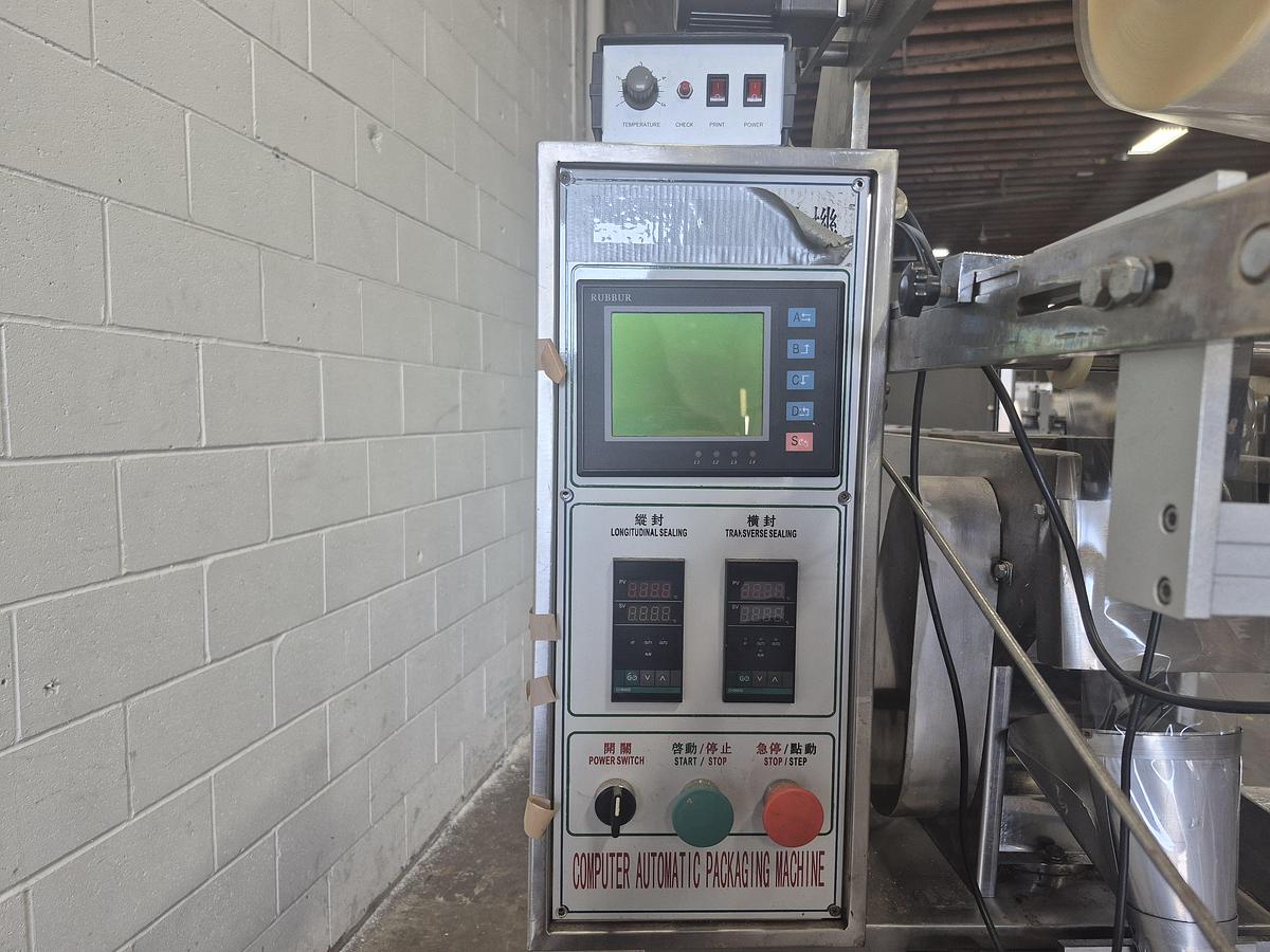 Used Automatic Vertical Packaging Machine with Chain Hopper