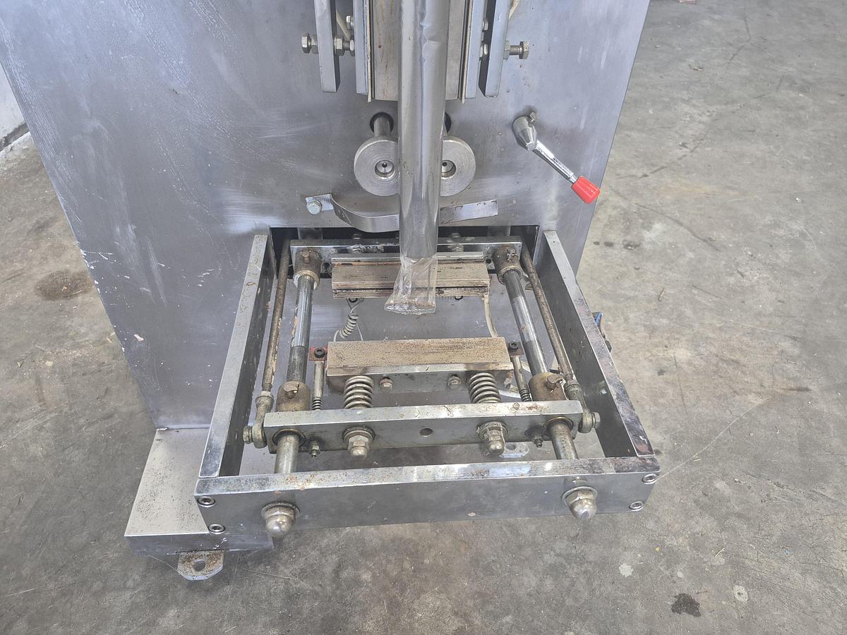 Used Automatic Vertical Packaging Machine with Chain Hopper