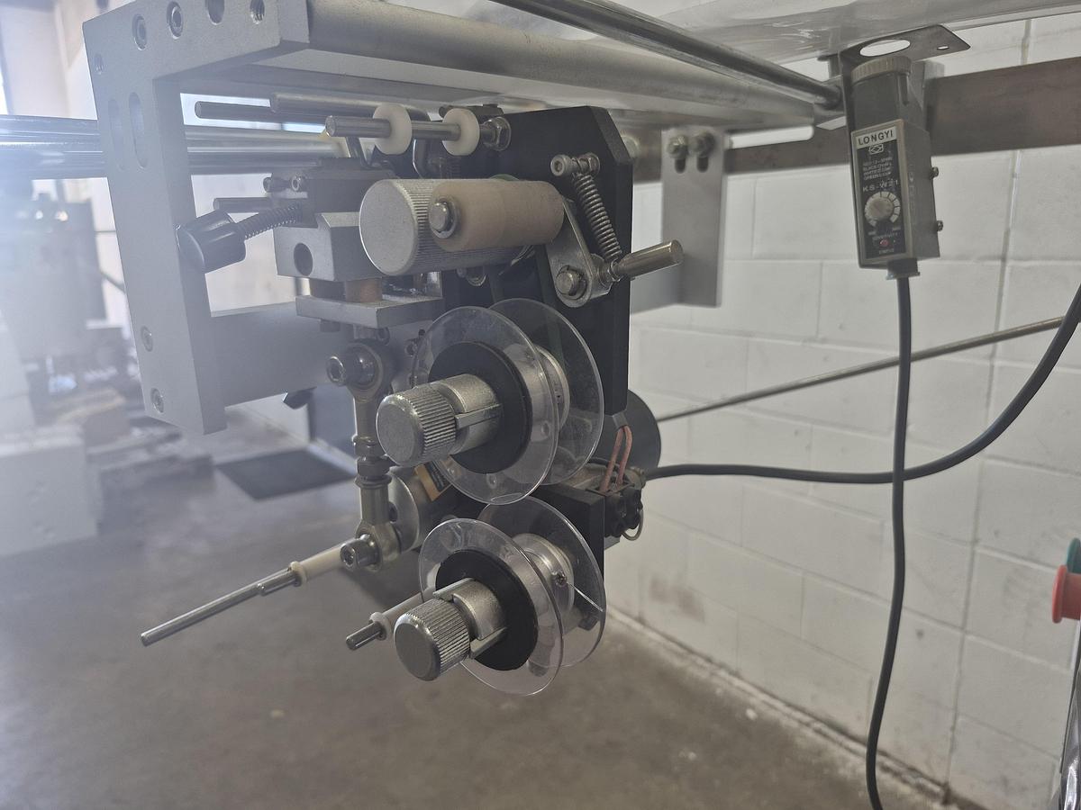 Used Automatic Vertical Packaging Machine with Chain Hopper