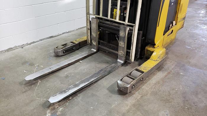 Used Yale Narrow Aisle NR040EA Reach Forklift