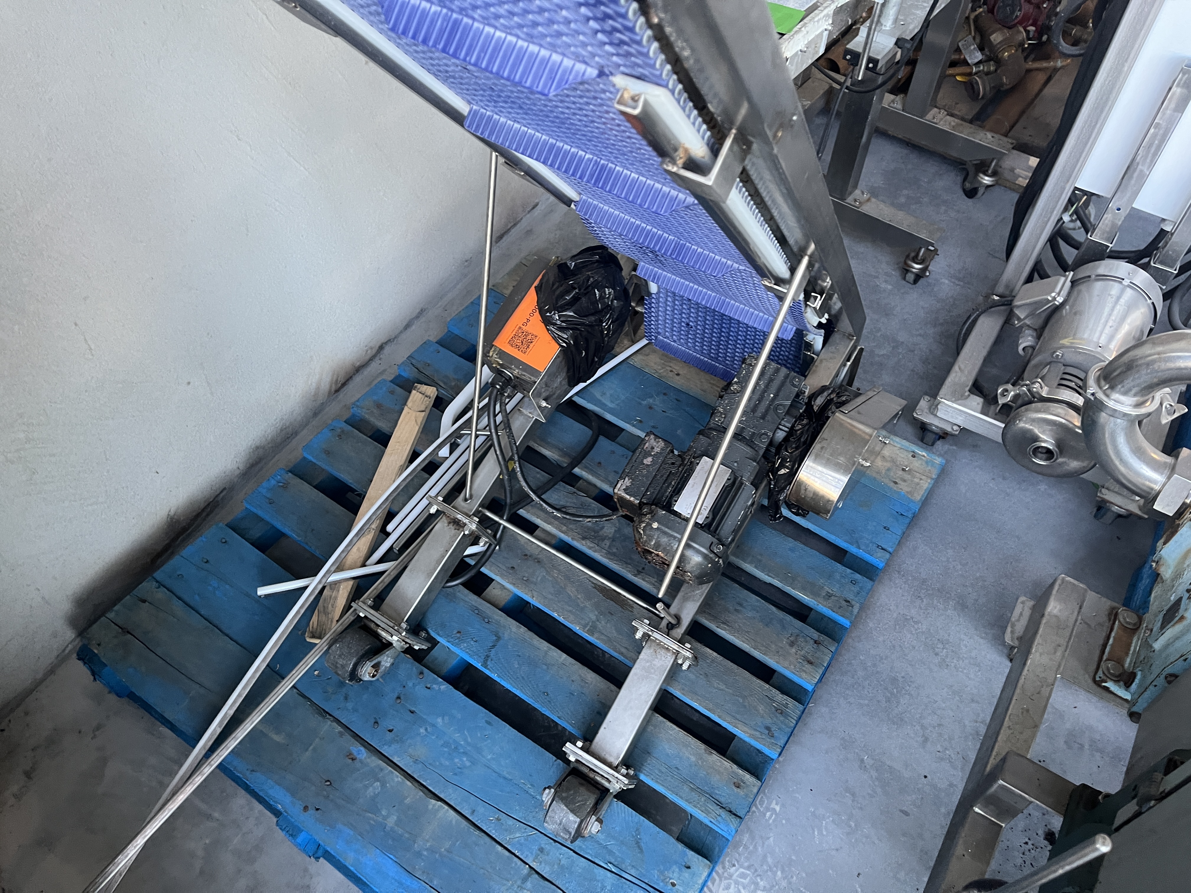 Used Cleated Incline Conveyor