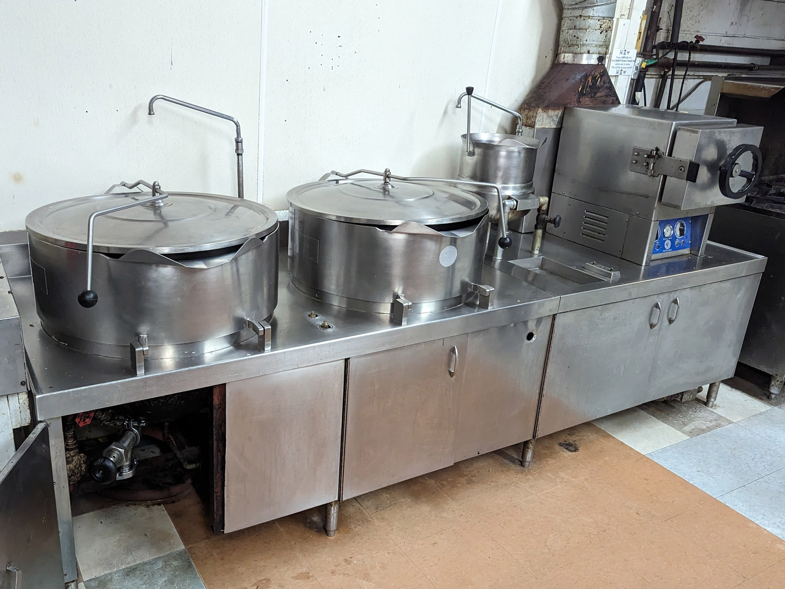 Used Gaunt SS Kettles and Steam Cabinet