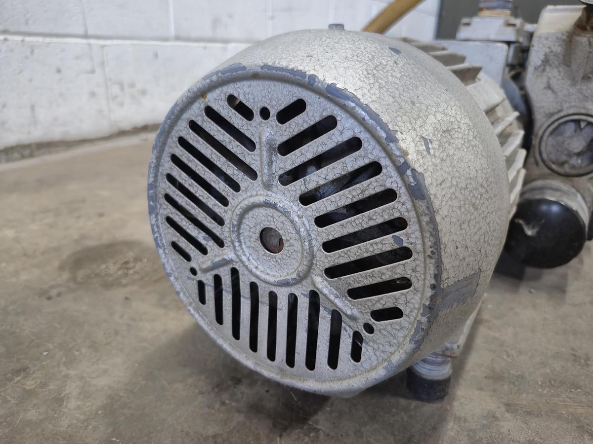 Used Busch R5 Series RA 0040 Rotary Vane Vacuum Pump