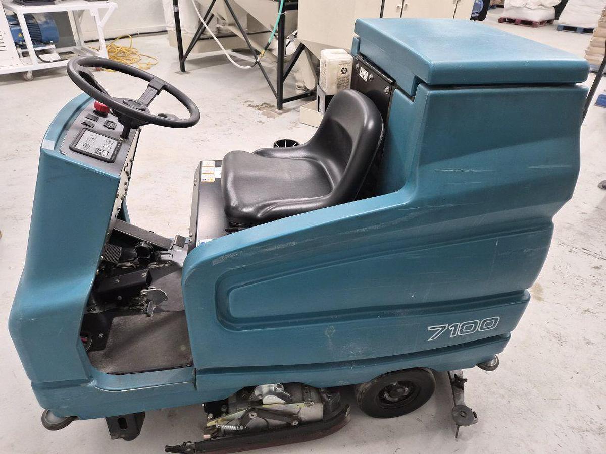 Used Tennant 7100 Ride On Floor Scrubber