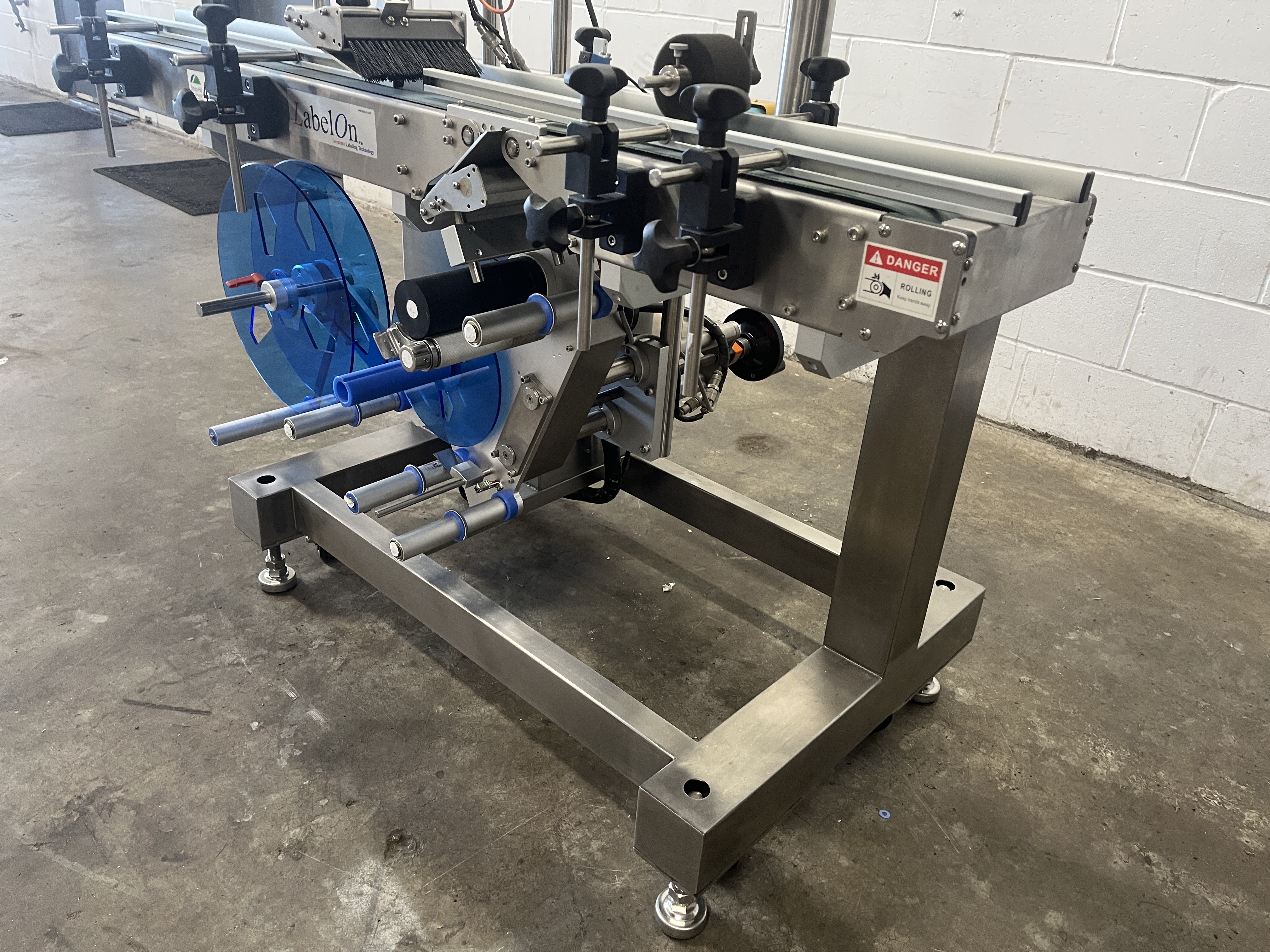 Used Label-on Basic 300 Labeling System