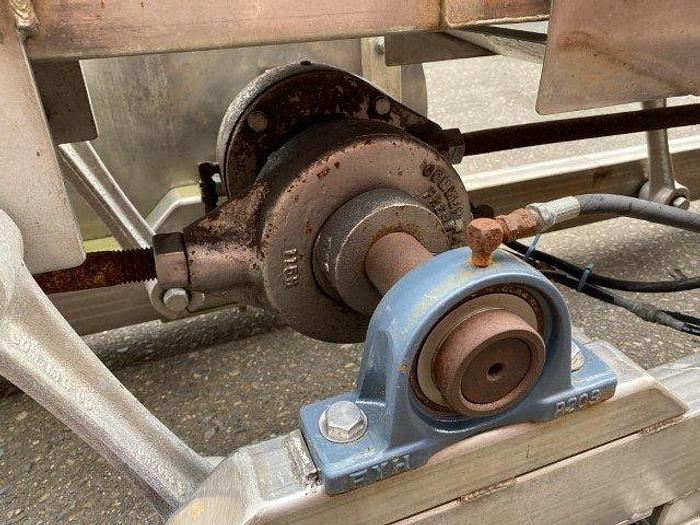 Used Commercial 21' Shaker Conveyor