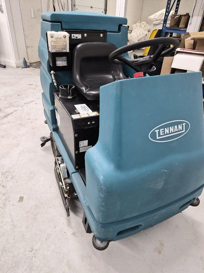 Used Tennant 7100 Ride On Floor Scrubber