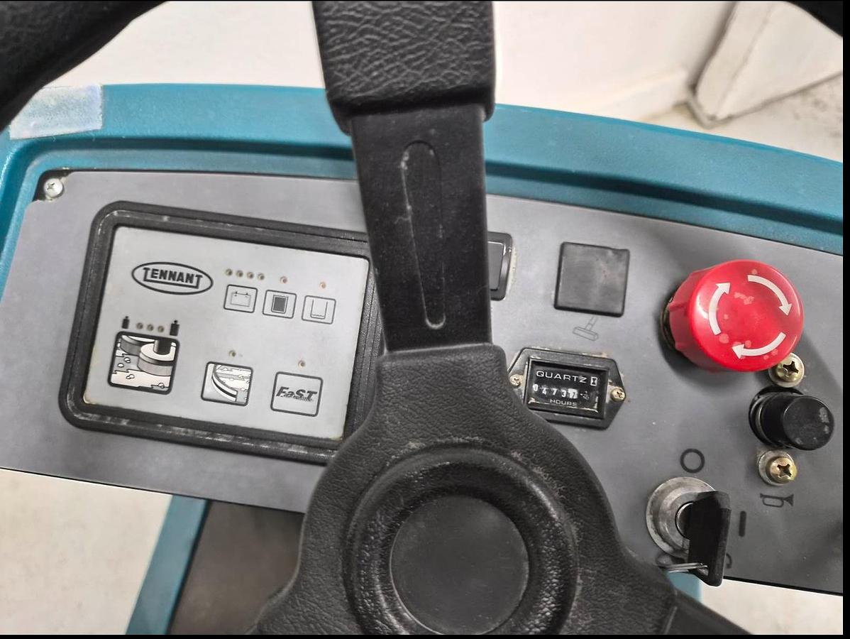 Used Tennant 7100 Ride On Floor Scrubber