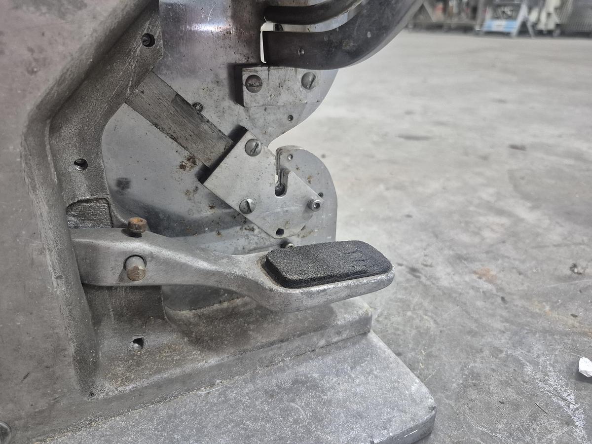 Used Hamadan Engineering Co. Pneumatic Single Clipper Machine