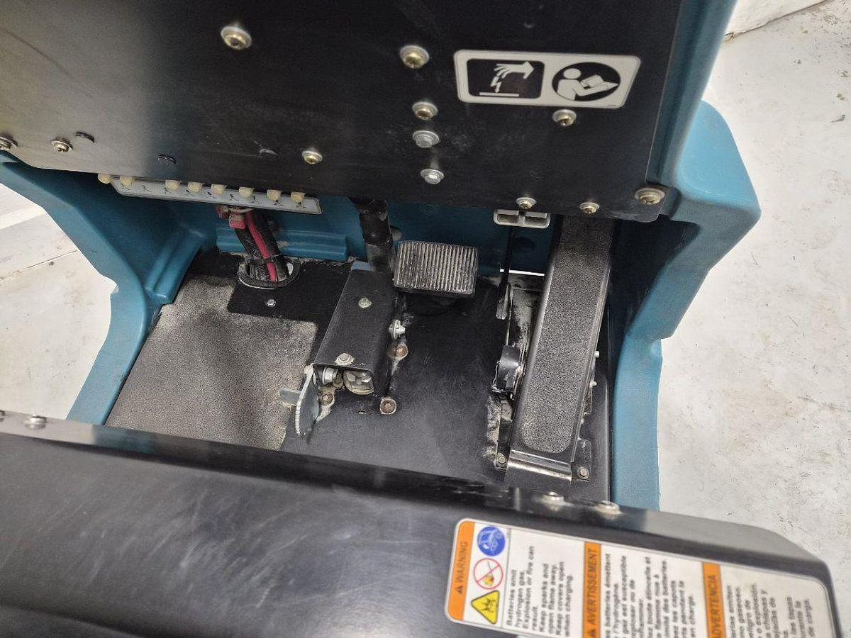 Used Tennant 7100 Ride On Floor Scrubber