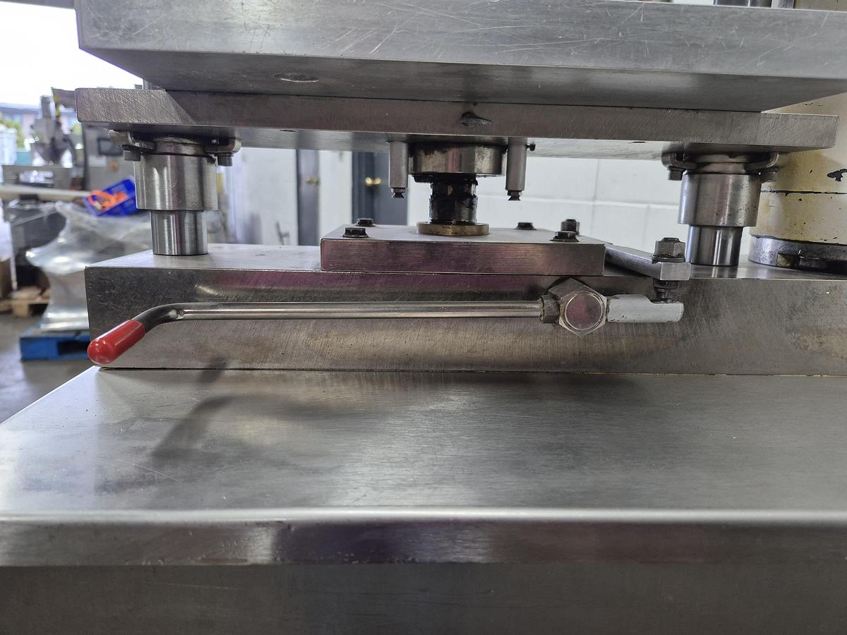 Used Comtec 2200 Pie Press