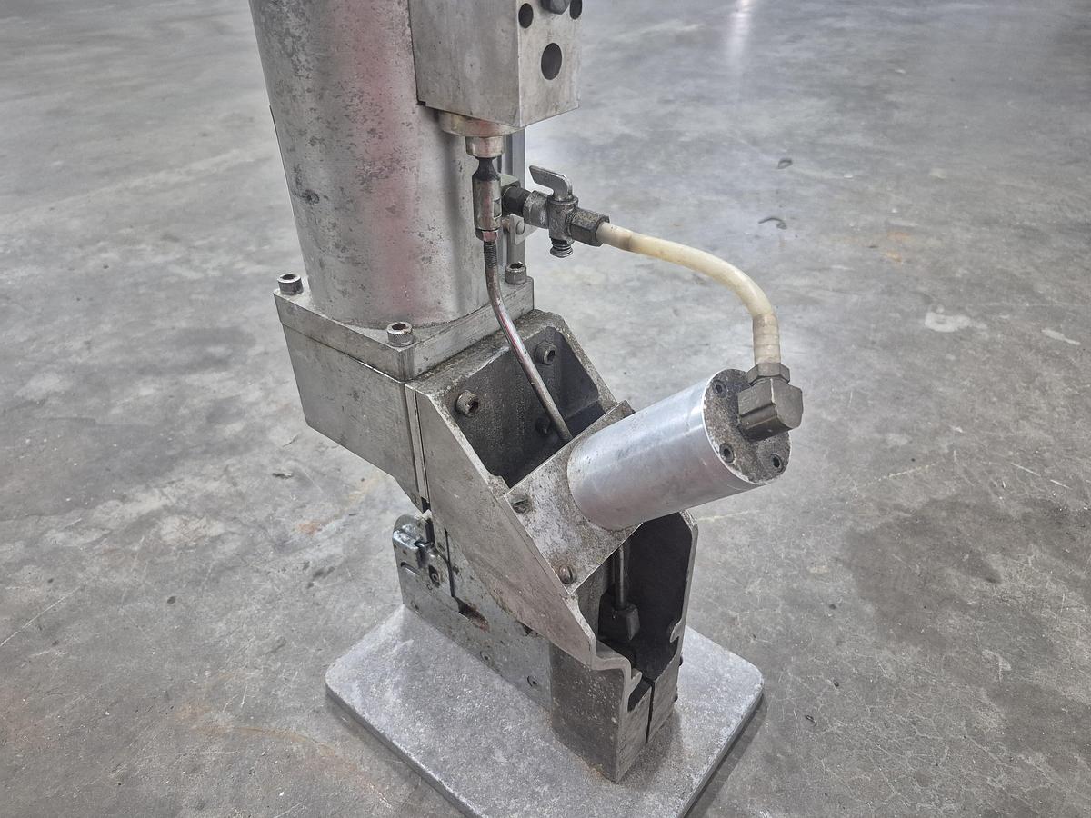 Used Hamadan Engineering Co. Pneumatic Single Clipper Machine