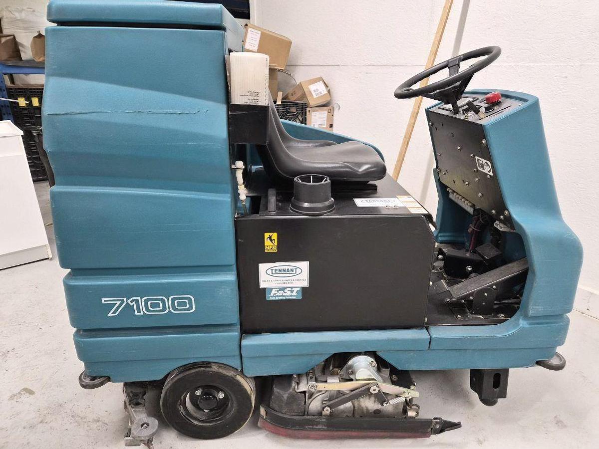 Used Tennant 7100 Ride On Floor Scrubber