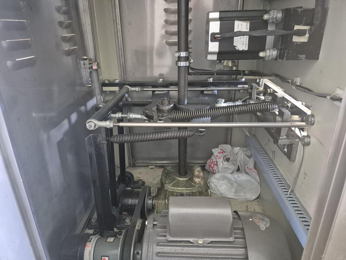 Used Automatic Vertical Packaging Machine with Chain Hopper