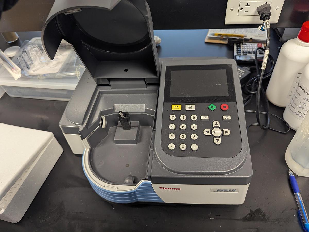 Used ThermoFisher Scientic GENESYS 30 Visible Spectrophotometer