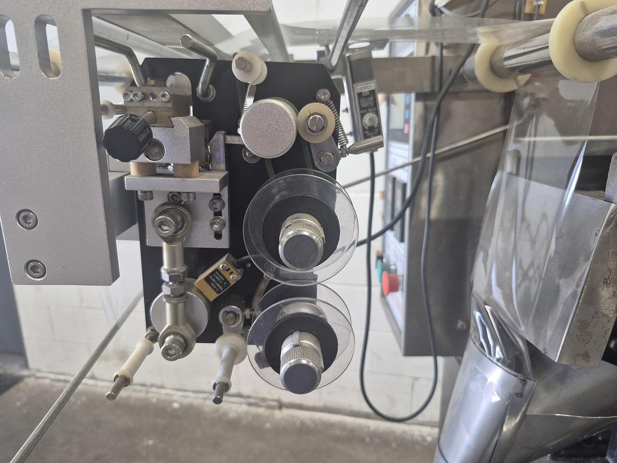 Used Automatic Vertical Packaging Machine with Chain Hopper