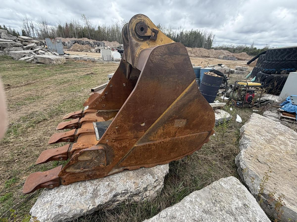 Used Caterpillar 374D 5 Yard, 75" Tooth Bucket