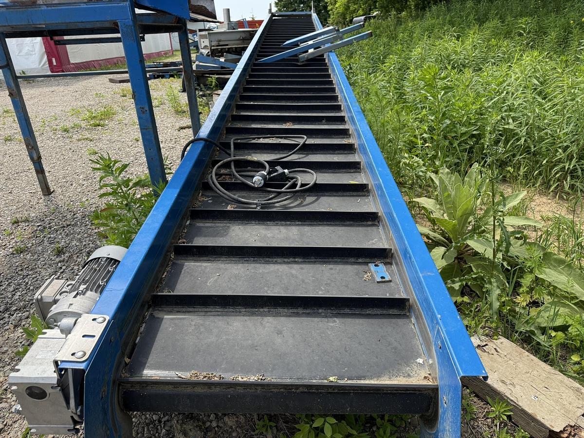 Used WBM 250 CWT (25 ton) Hopper Even Flow With 28' Flighted Lead In