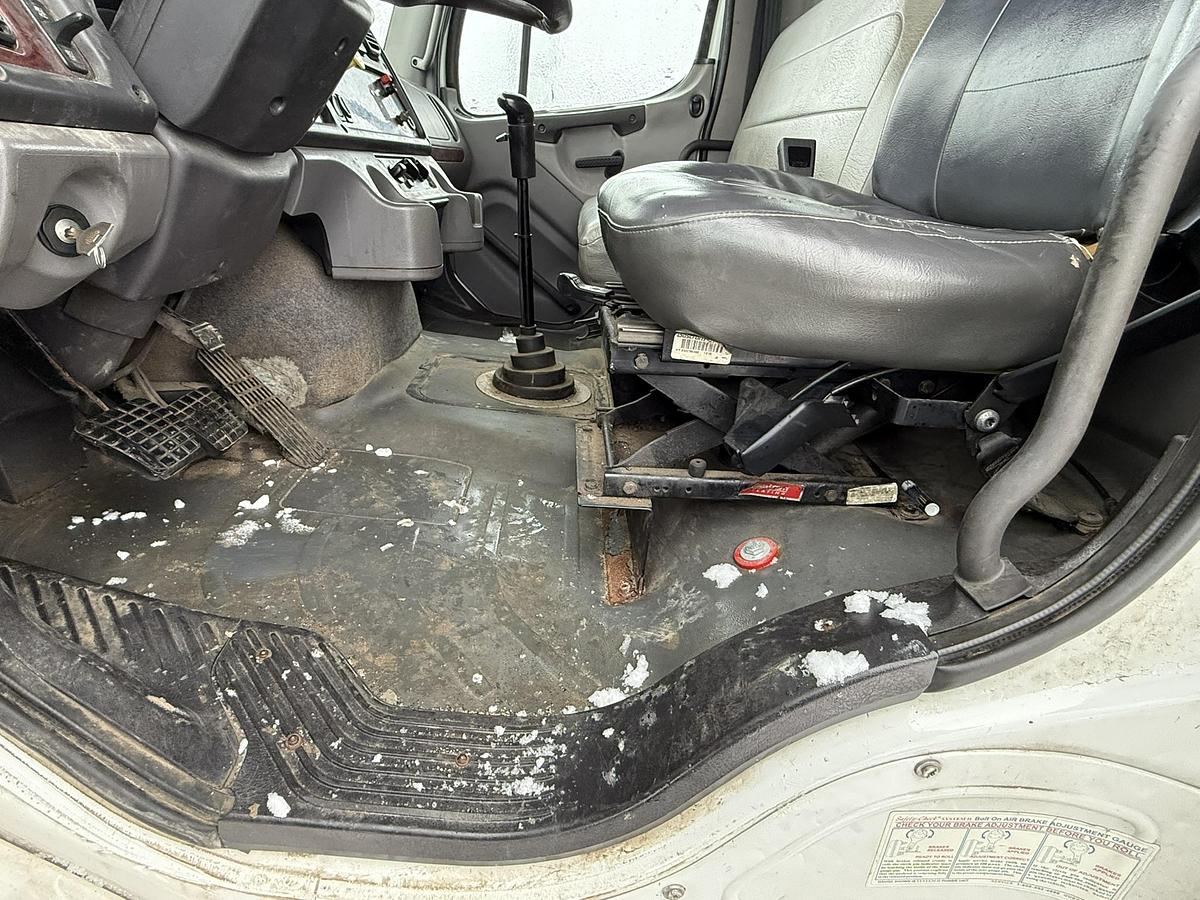 Used 2007 Freightliner Business Class M2, Cat C11, 10 SPeed, 26' Van Body