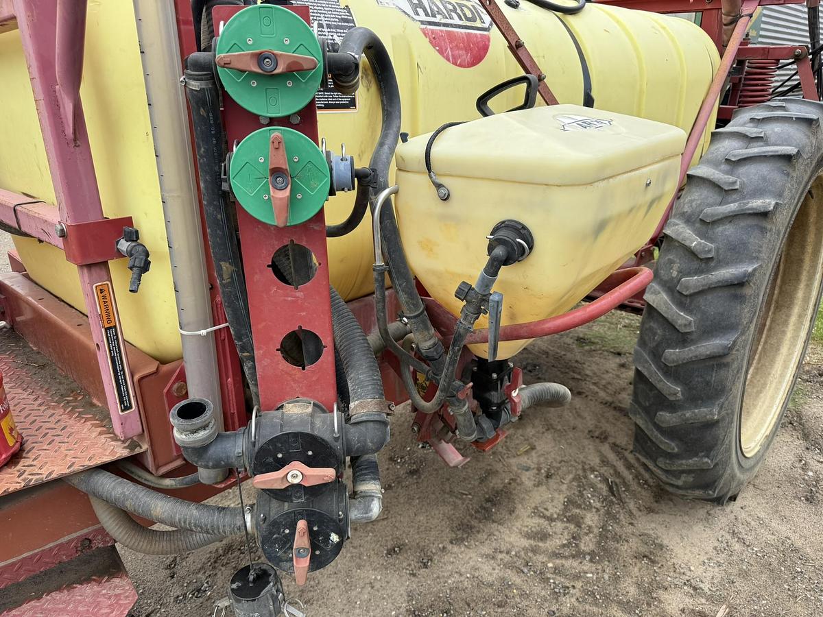 Used Hardi NAV550M Pull-Type Sprayer, 60', 550 Gallon, Eductor, Rise Tank