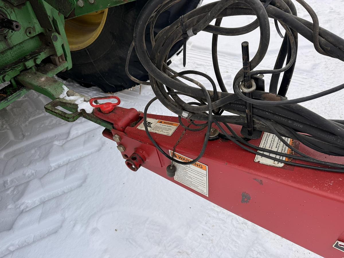 Used 2005 White 8106