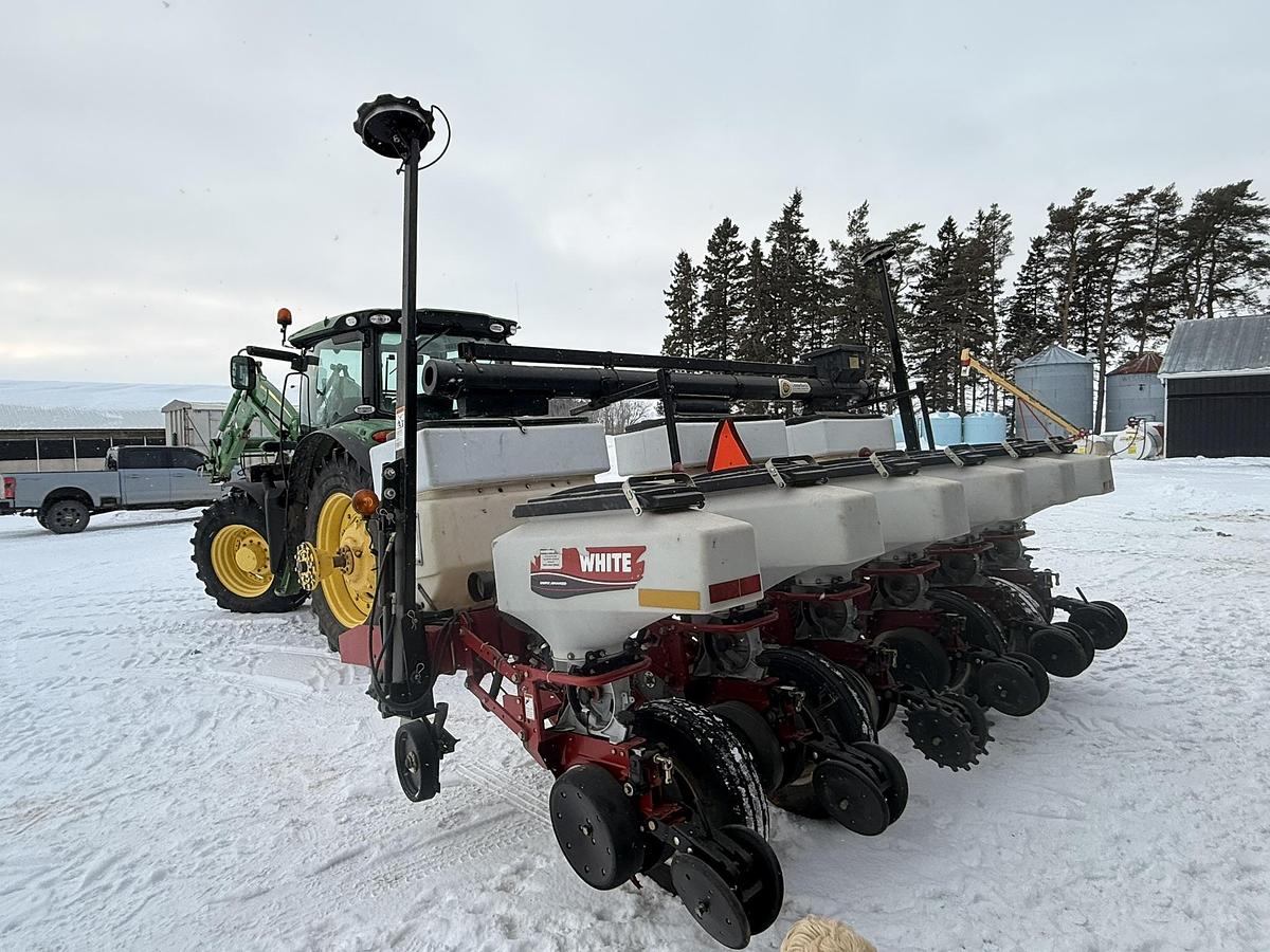 Used 2005 White 8106