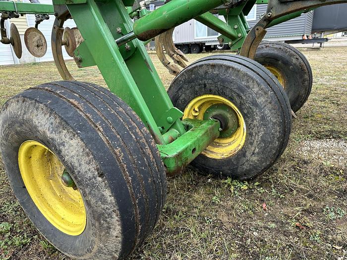 Used John Deere 2700 7 Shank Disk Ripper