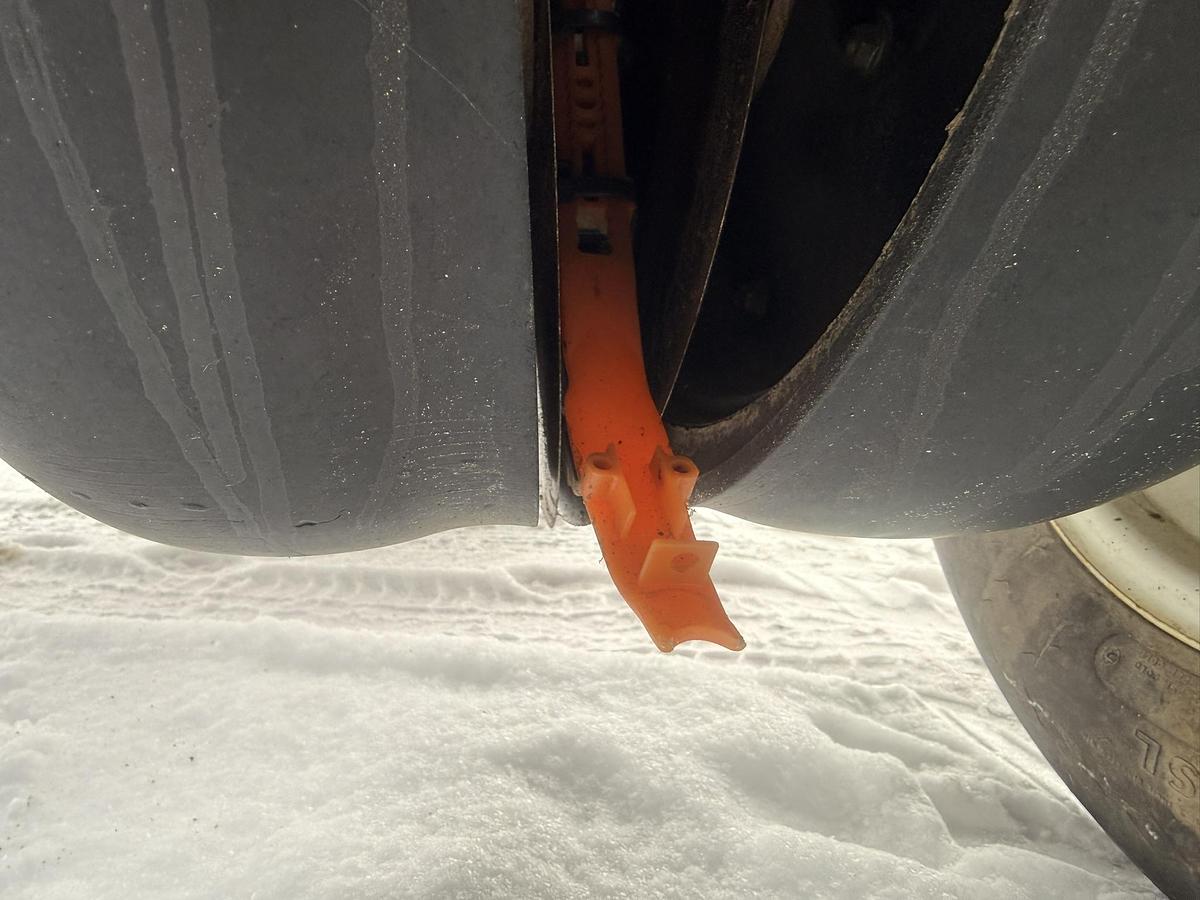 Used 2005 White 8106