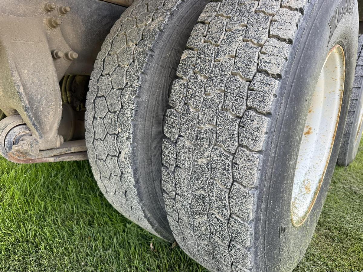 Used 2003 Sterling Willmar 16 Ton Seed Tender