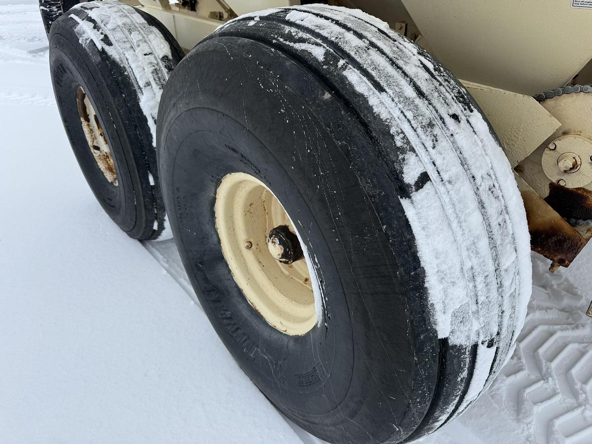 Used Willmar Super 800, 8 ton, Float Tires, Stainless Hopper