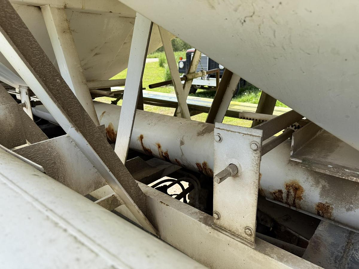 Used 1995 International Adam's 16 Ton Side Shooter Tender Box