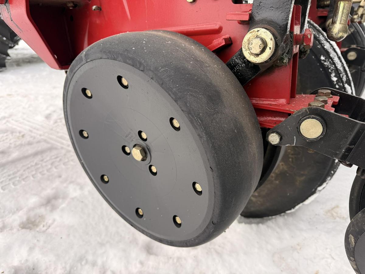 Used 2005 White 8106