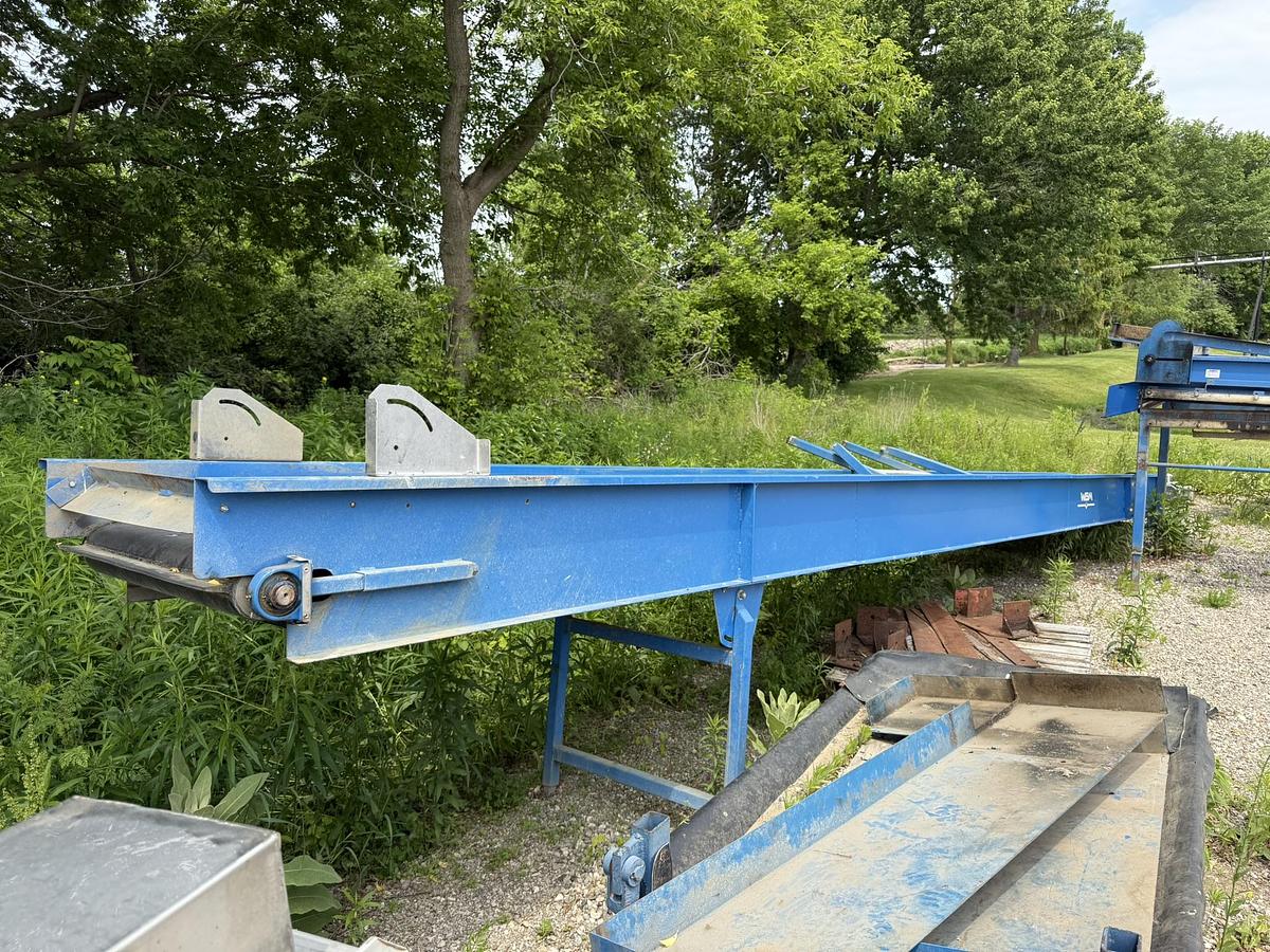 Used WBM 250 CWT (25 ton) Hopper Even Flow With 28' Flighted Lead In