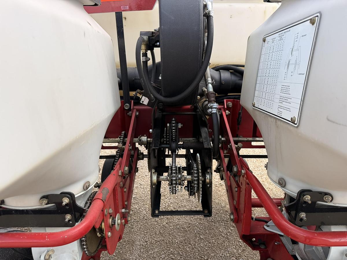Used 2005 White 8106 6 Row Corn Planter, Precision Row Units